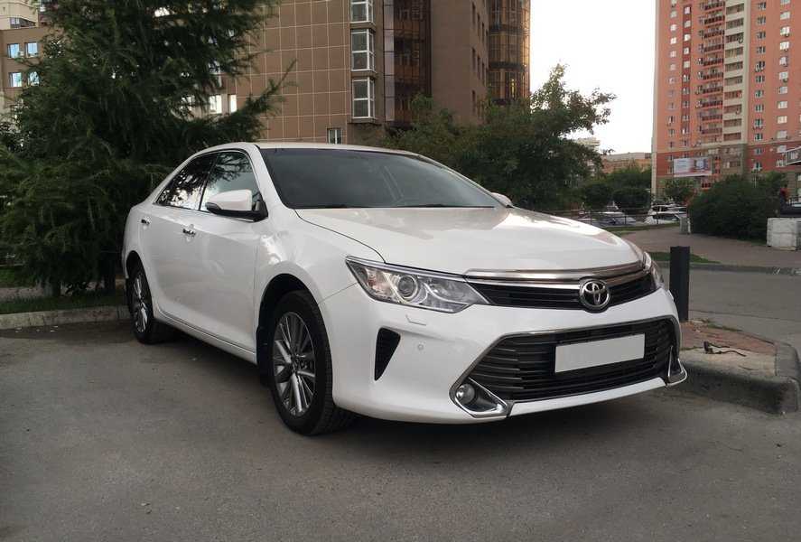 Toyota новосибирск. Тойота Камри 2.5 белая. Toyota Camry Rental. Тойота Камри в Новосибирске. Автопрокат Toyota Camry.